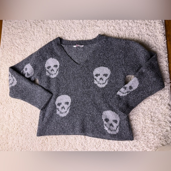 No Boundaries Sweaters - Juniors Small Gray No Boundaries Skull Pattern Sweater